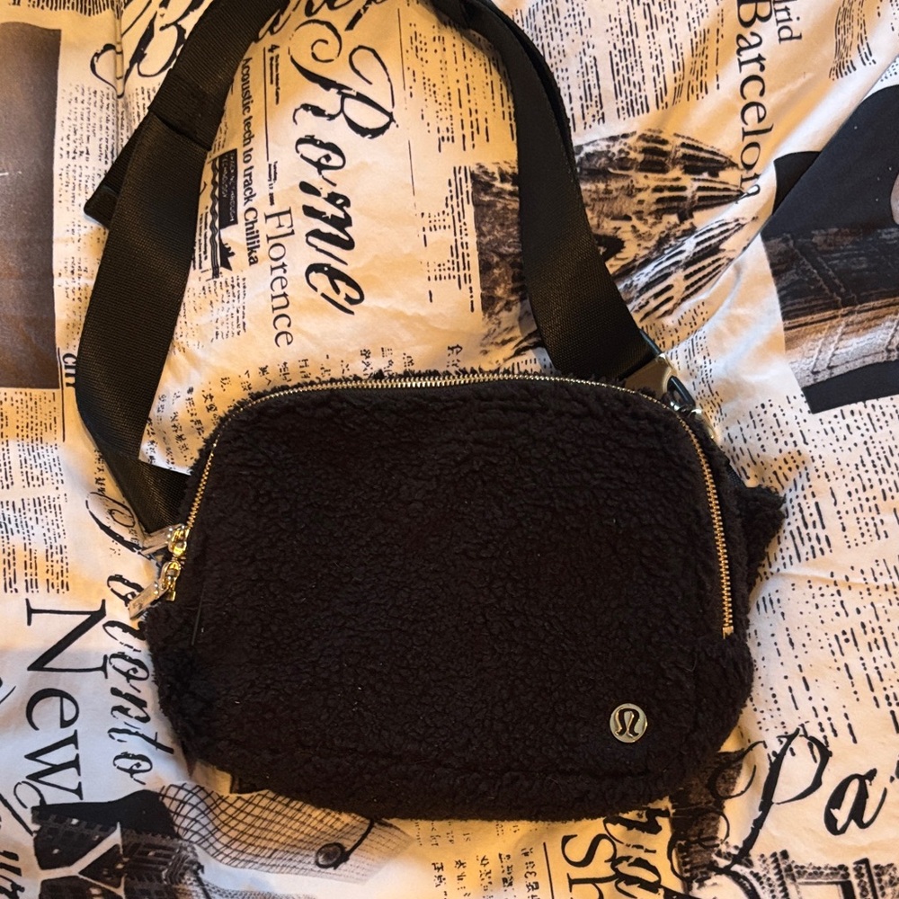 lululemon 2L Black Crossbody Bag